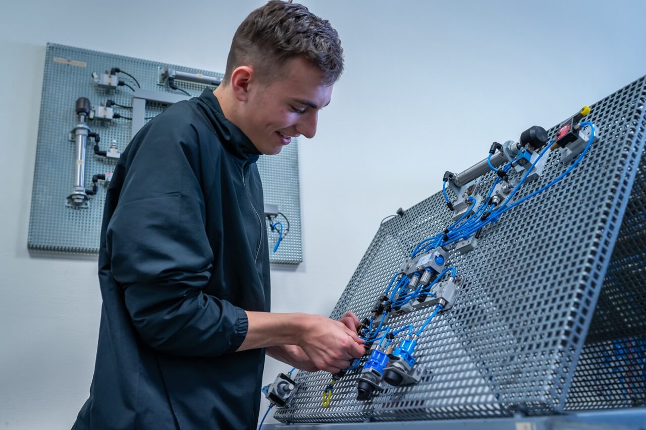 Mevhatroniker bei der Arbeit