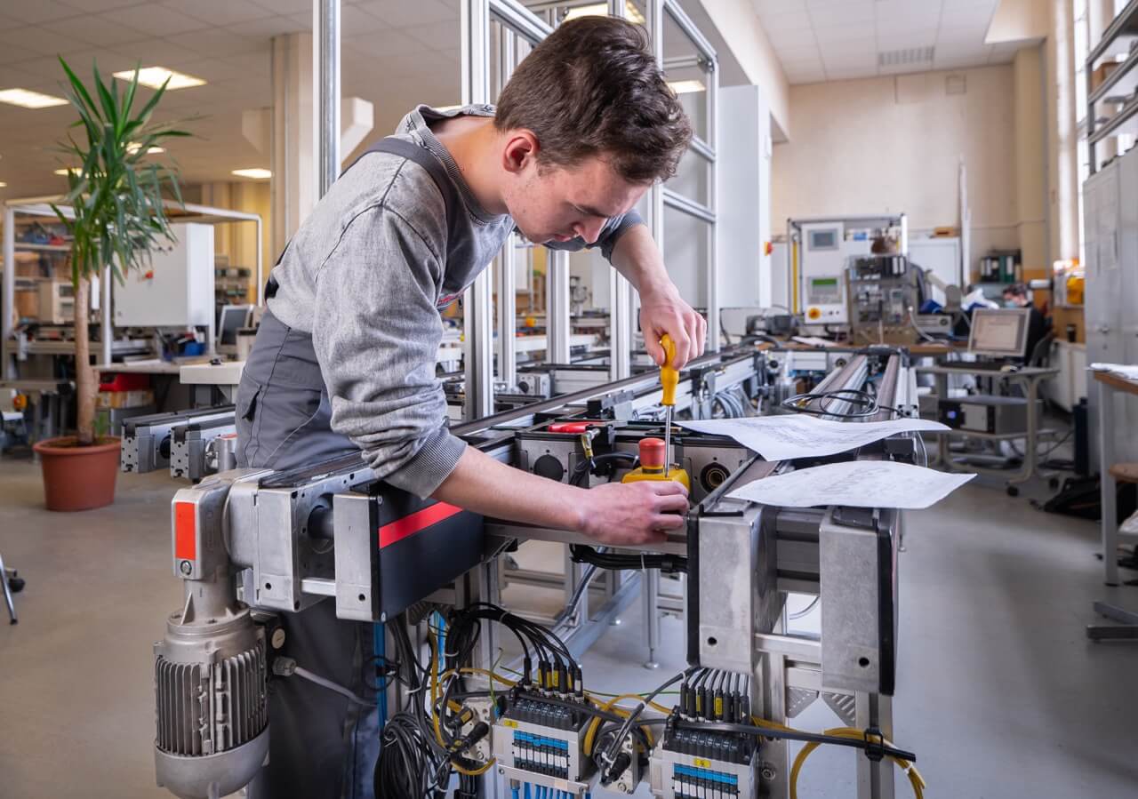 Person mit Schraubenzieher bei der Arbeit