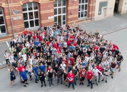 Gruppe an Azubis von oben fotografiert