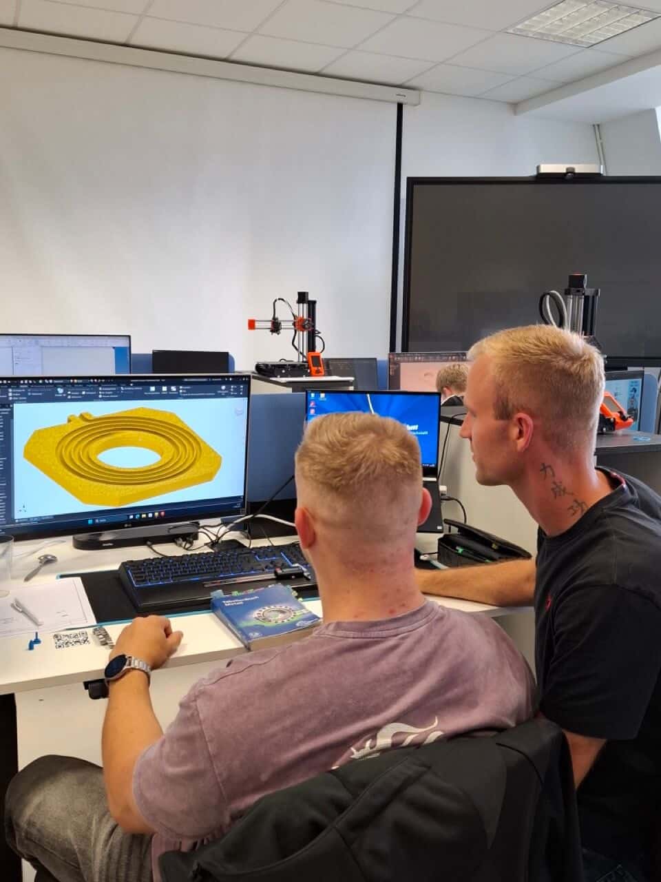 Groß (Bild 3D-Druck) Lernende beim Arbeiten mit 3D-Druck